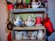 Miniatur Küchenregal Mit Porzellangeschirr,  Vorratstöpfchen,  Kannen Für Puppenhaus Puppenstuben & -häuser Bild 6