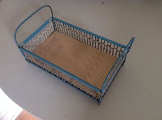 Antikes Kleines Bett Aus GeprÄgtem Blech Puppenbett Blechspielzeug Bild