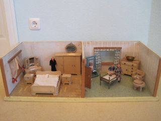 Antike Puppenstube (2 Zimmer) Mit Schönen Holzmöbeln Bild