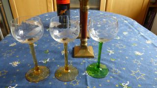 Antike Weingläser Mit Schliff,  2 Mit Gelbem,  1 Mit Grünem Stil Bild