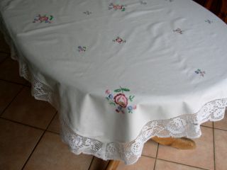 Handbestickte Hübsche Tischdecke - Bunte Blumenmotive Und Spitzenrand 120x160 Bild