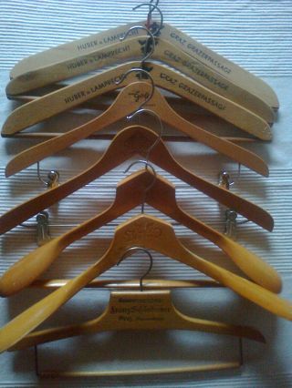 8 Alte Holz Kleiderbügel Mit Werbeaufdruck Kleiderhaken Holzkleiderhaken Bügel Bild