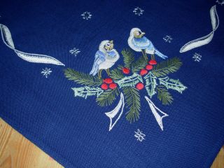 Blaue Handbestickte Weihnachtstischdecke - Pflegeleicht 80 X 80 Cm. Bild