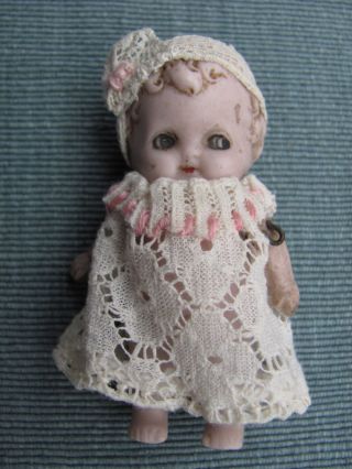 Alte Kleine Puppenstuben - Puppe Im Kleidchen - Googly - Porzellan - 6,  6 Cm Groß Bild