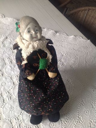 Nostalgie Puppe Großmutter Im Schaukelstuhl Bild