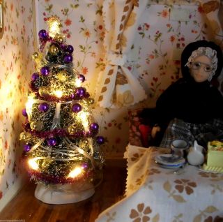 Weihnachtsbaum Warmweiß Beleuchtet Lila/gold Kugeln 16 Cm Hoch Puppenstube Bild