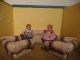 Puppenstubenmöbel Sofa Mit 2 Sesseln Und Püppchen Nostalgieware, nach 1970 Bild 2