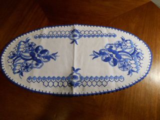 Schöne,  Alte Handarbeit - - Ovales Deckchen Mit Einer Blumenstick.  In Blau - Weiß Bild