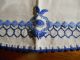 Schöne,  Alte Handarbeit - - Ovales Deckchen Mit Einer Blumenstick.  In Blau - Weiß Tischdecken Bild 2