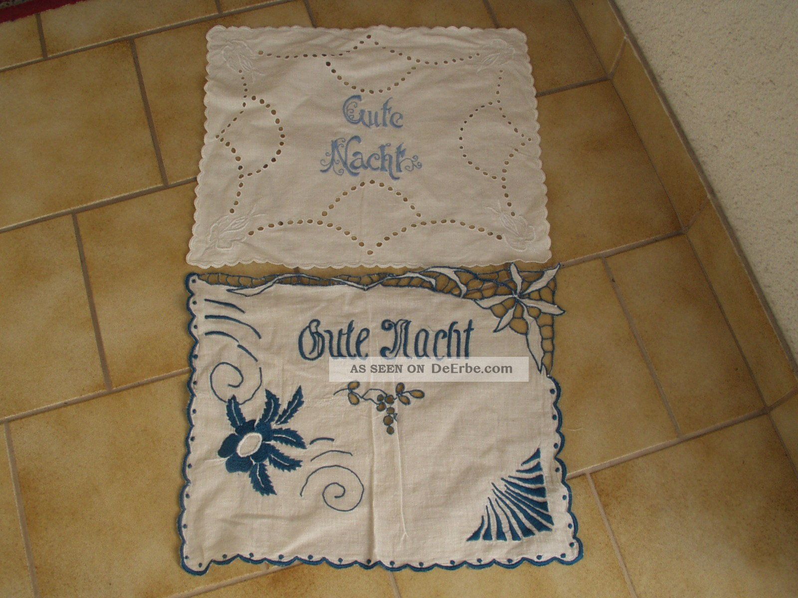 Zwei Sehr Alte Gestickte Deckele In Blau 