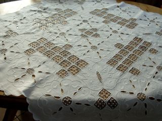 Weiße Baumwoll Tischdecke Mit Durchbruchstikereien 110 X 110 Cm. Bild