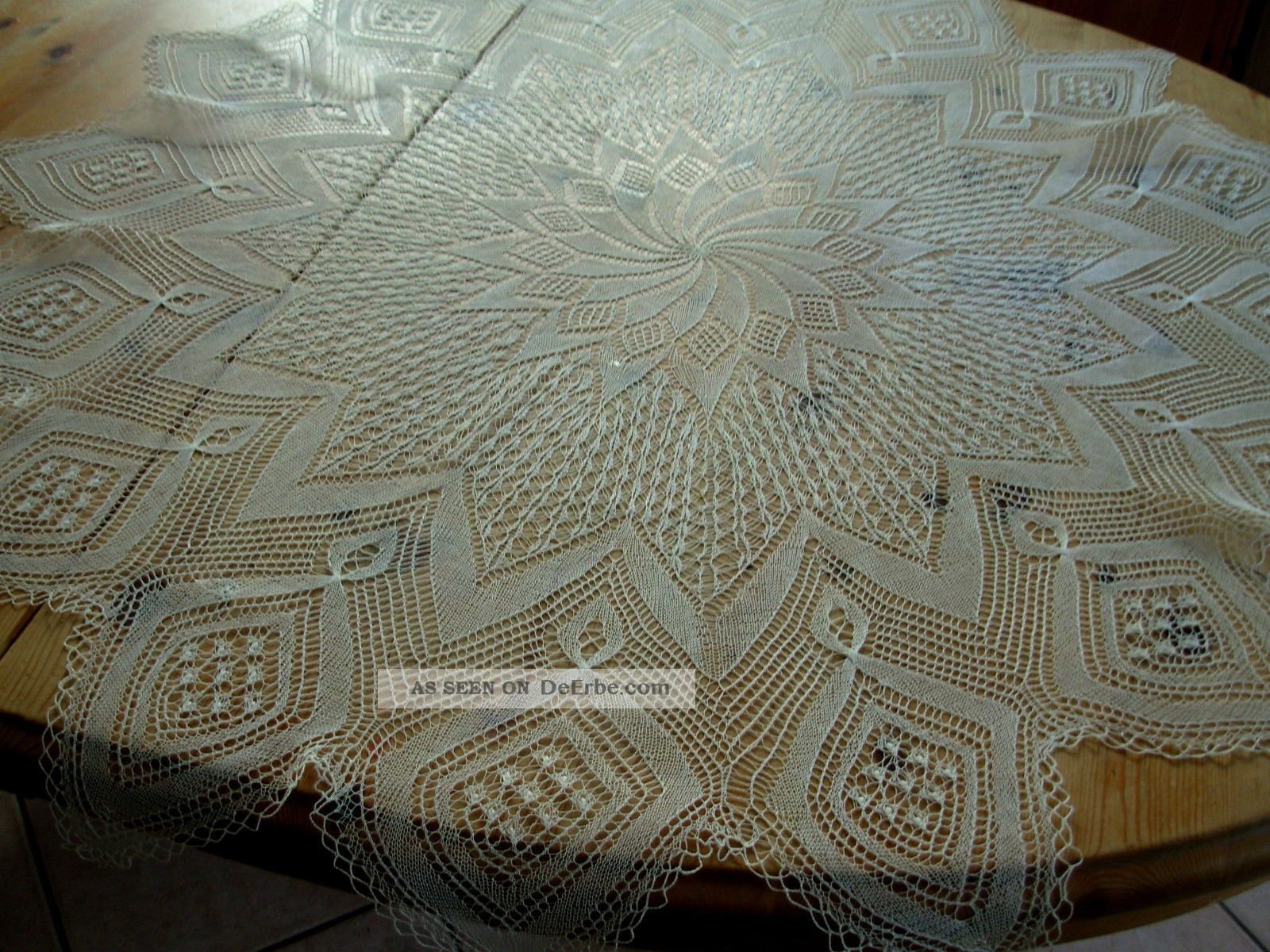 Runde Zarte Kunststrickdecke - 95 Cm.  Schönes Spitzenmuster. Tischdecken Bild
