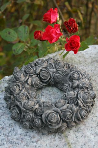 Schöner Rosenkranz,  Blumenkranz Blume Rose Steinfigur Patinierter Steinguss 14cm Bild