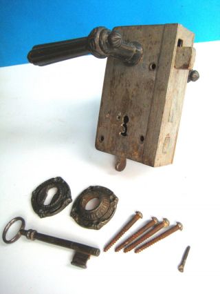 Altes Kastenschloß Mit Türklinke Und Türolive Und Schlüssel, Bild