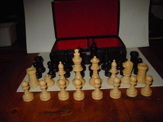 Ältere Schachfiguren Aus Holz In Orginalbox Bild