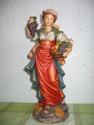Wunderschöner Handgeschnitzter - Dame Mit Obstkorb Und Weintraube In Der Hand. Bild