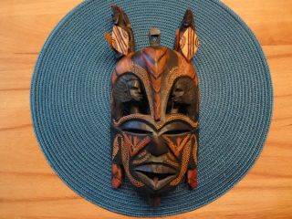 Maske Aus Kenia,  Holz - Handarbeit,  Mit 2 Kriegern Mit Pfeilspitzen,  Top - Zust Bild