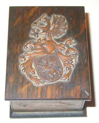 Kleine Holzbox Mit Drachenwappen Bild