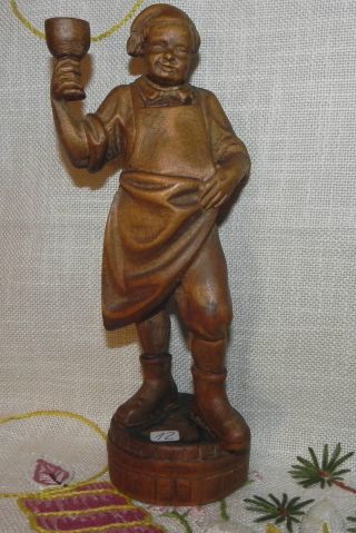 Schöne Holzschnitzerei Alte Holzfigur „kellermeister Auf Weinfass“ 20cm Winzer Bild
