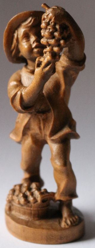 Erntehelfer Junge Mit Weintrauben Holz Figur;handarbeit.  E.  Sellhoff?? Bild