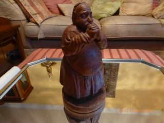 Hübscher Handgeschnitzter Betender Mönch.  Detailreiche Schnitzerei Bild