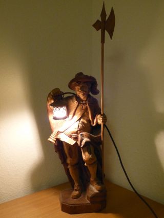 Holzfigur,  Geschnitzt Mit Leuchtender Laterne Bild