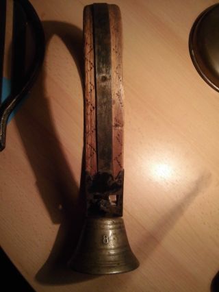 Glocke GrÖsse 8 Mit Antiken Halsband Aus Holz & Metallbeschlag Bild