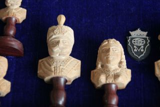 Orientalische Handgeschnitzte Schachfiguren Bild