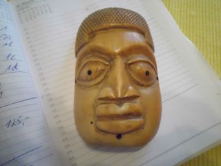 Benin Bein Maske V.  1930 H 11,  5cm B 8cm. Bild