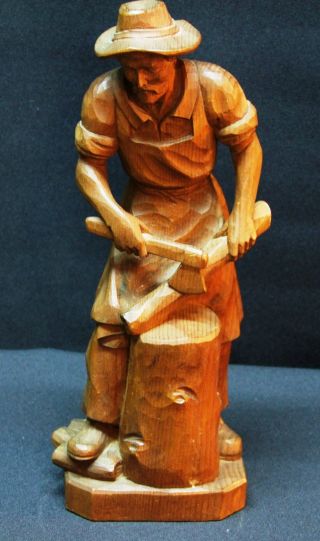 Handgeschnitzte Holzfigur Bild