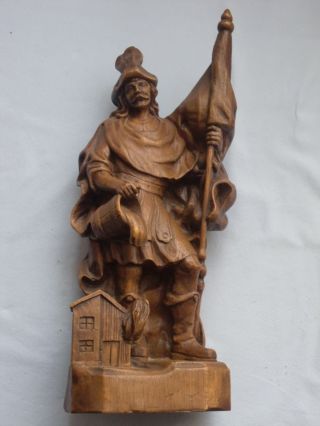 Holzfigur,  Geschnitzt,  Mann Mit Flagge,  Höhe: 35 Cm,  Sockel: 12,  5 X 9 Cm Bild