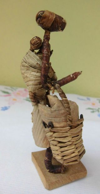 Filigrane Skulptur / Afrika Figur / Blätter Geflochten / Statue / Sockel / 13 Cm Bild