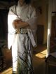 Japanischer Kimono Handbemalt Sehr Gut Erhalten Weiß Mit Baummotiv Entstehungszeit nach 1945 Bild 2