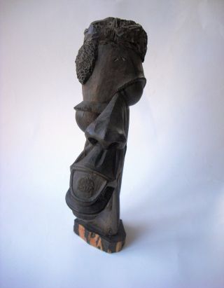 Afrikanische Holz Figur Ungewöhnliche Darstellung Bild