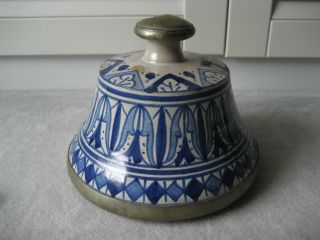 Keramik Aus Marokko: Alter Tagine Tajine Deckel Blaues Muster Silberblechmontur Bild