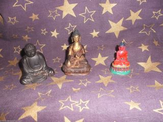 3 Kleine Budda Figuren - Skulpturen Einer Unten Mit Zeichen Bild