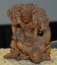 Antike Fein Geschnitzte Holzfigur Kampf Mit Dem Faun Zwerg Fabelwesen Signiert Asiatika: Japan Bild 1
