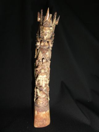 Geschnitzte Figur Knochen Bein Indonesien? Bild