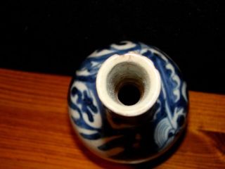 Chinesische Bottle Vase In Blau Weiss Bemalung Mit Fliegenden Drachen Bild