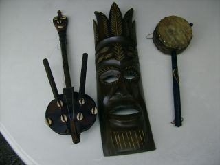 2 Afrikanische Geschnitzte Deko - Musikinstrumente Und Eine Geschnitzte Maske Bild