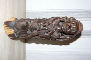 Holzgeschnitze Figur Aus Tansania Bild