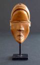 Alte Afrikanische Miniatur - Maske Vom Stamm Der Dan,  Ca.  10 Cm Höhe,  Metallsockel Entstehungszeit nach 1945 Bild 2
