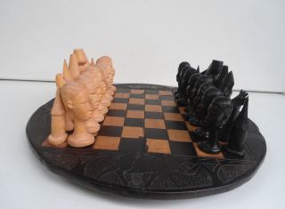 Alte Afrikanische Schachfigur Und Brett Aus Ebenholz/tanzanie/makonde Bild
