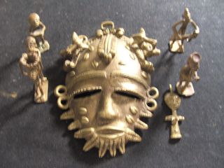Alte Maske Und Bronze Messing Figuren Aus Einer Sammlungsauflösung Bild