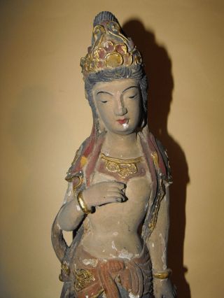 Guan Yin Buddha Göttin Holzschnitzerei Mit Farbfassung Avalokiteshvara China Bild