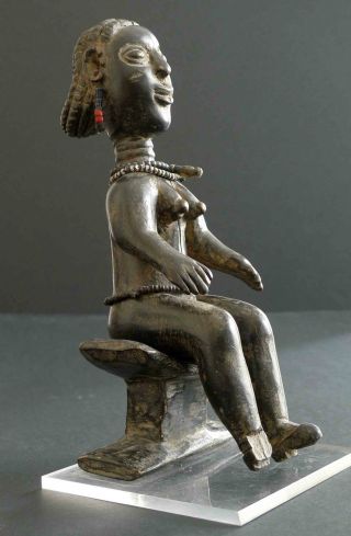 Alte Afrikanische Weibliche Figur Auf Einem Hocker Sitzend Bild