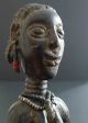 Alte Afrikanische Weibliche Figur Auf Einem Hocker Sitzend Entstehungszeit nach 1945 Bild 3