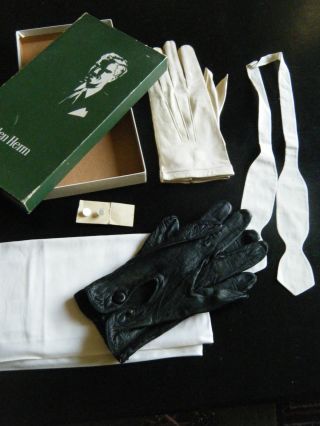 1 Weiße Fliege,  2 Paar Handschuhe,  2 Weiße Einstecktaschentücher,  Ca.  1920 Bild