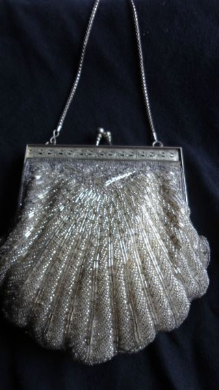 Antike Tasche - In Form Einer Jakobsmuschel - Perlenstickerei - Weiß/ Silber Bild