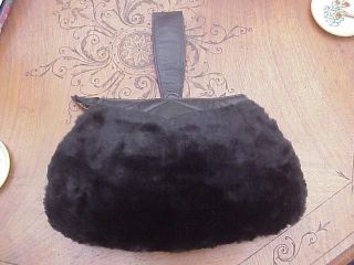 Schwarze Pelz Handtasche Als Muff - Handwärmer Bild